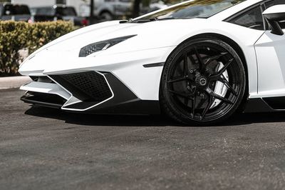 Lamborghini Aventador — view 3