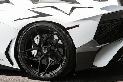 Lamborghini Aventador — view 4